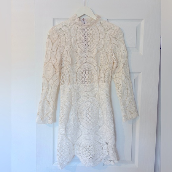 White lace long sleeve dress with lining from the waist down size small - Picture 1 of 4